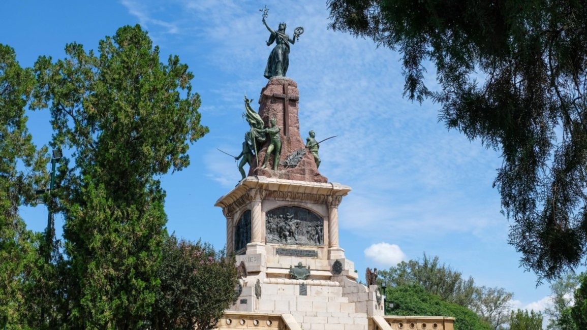 Actos en plaza Güemes y desfile en el monumento