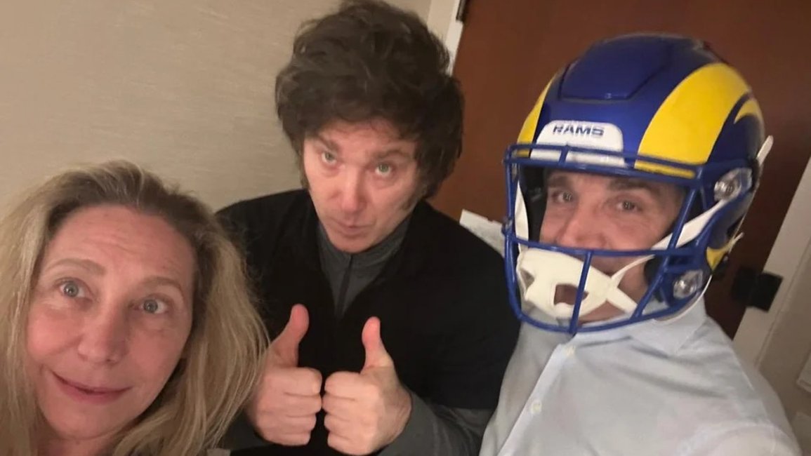 En medio del Criptogate $LIBRA, Javier Milei le compró el casco de su película favorita a Luis Caputo