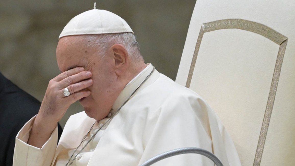 El papa Francisco sufrió una crisis respiratoria asmática y sigue en estado “crítico”
