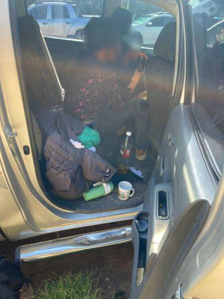 Dejó encerrados a sus dos hijos en una camioneta bajo el sol brutal de Aguas Blancas y gendarmería los rescató