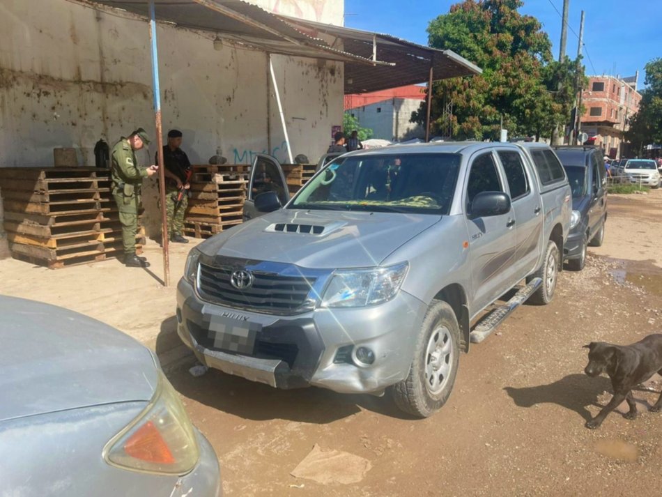 Dejó encerrados a sus dos hijos en una camioneta bajo el sol brutal de Aguas Blancas y gendarmería los rescató