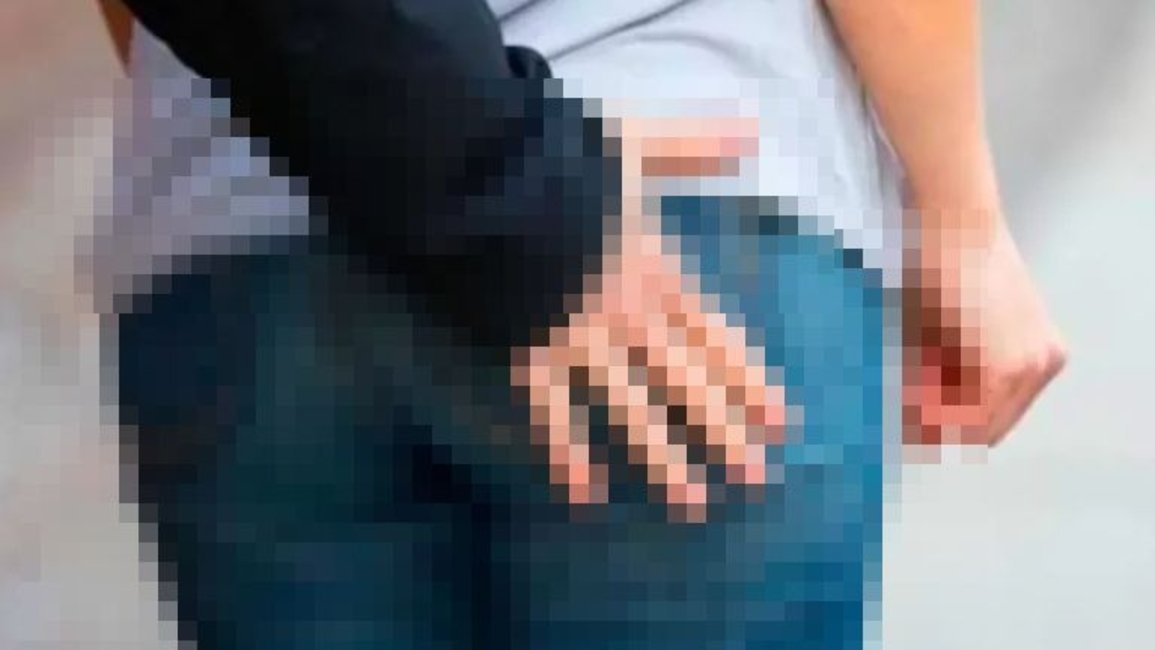Le tocó la cola a una mujer en la parada del colectivo