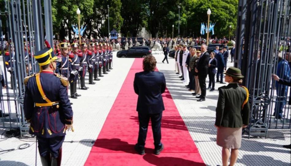 Milei homenajeó a San Martín en un acto express en la Plaza San Martín