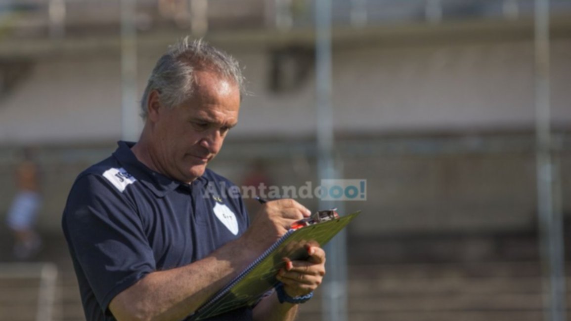 Bianco sabe jugar "su" clásico: se guarda dos cartas en Gimnasia