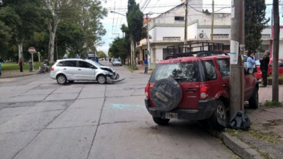 Mañana accidentada: choque en el cerro San Bernardo y en el monumento 20 de Febrero