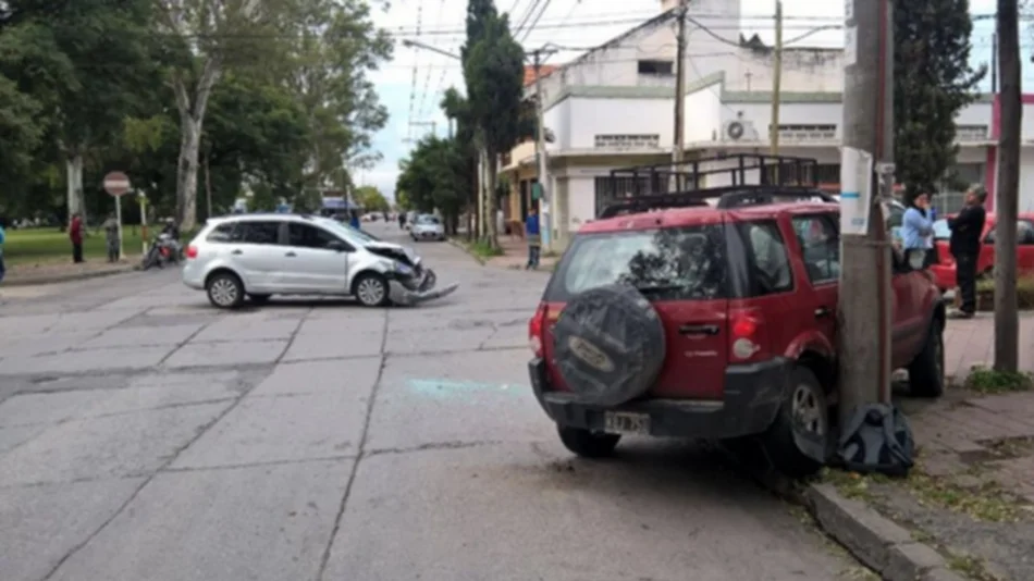 Mañana accidentada: choque en el cerro San Bernardo y en el monumento 20 de Febrero