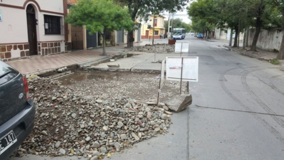 Un bacheo se demora y dificulta la circulación