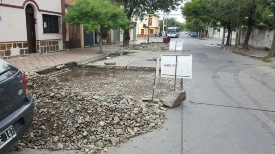Un bacheo se demora y dificulta la circulación