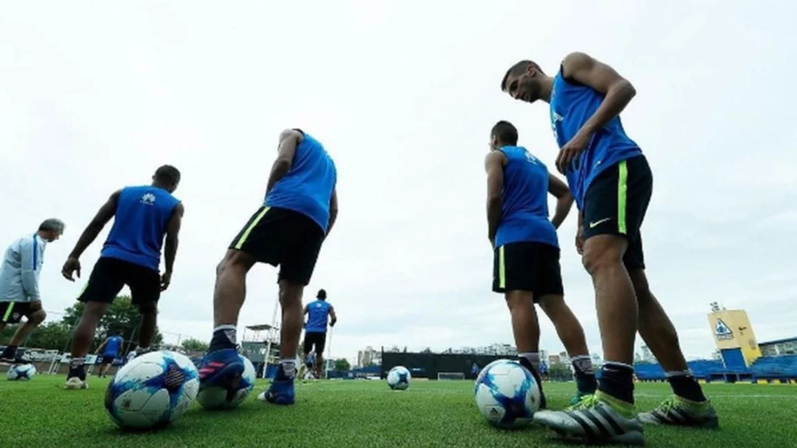 Pablo Pérez, recuperado, jugó para los suplentes en la práctica de Boca