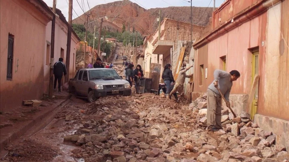 Destrozos en Tilcara por un alud de piedras y barro 