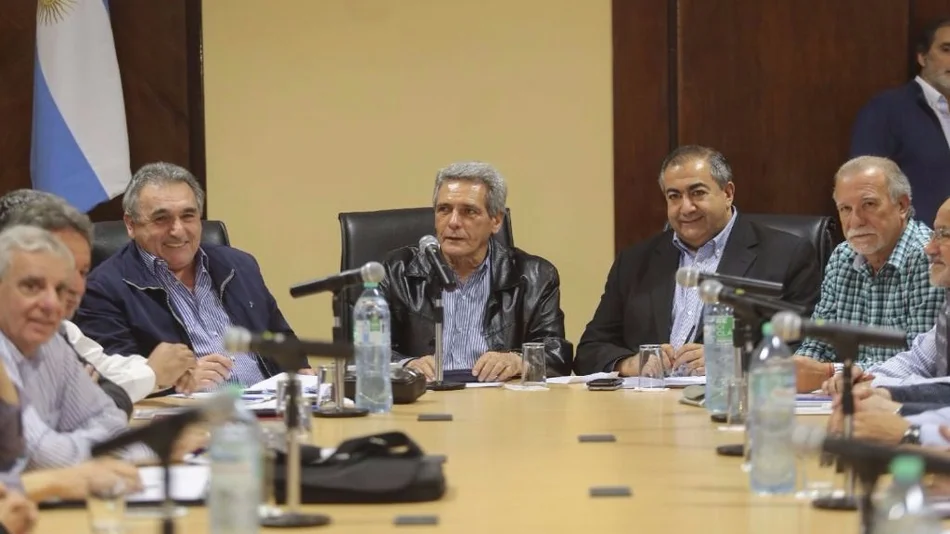 Héctor Daer: "Macri tiene que ponerse abajo de la ducha y enfriarse si está caliente con la CGT"