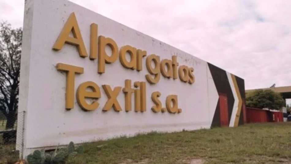 Se agrava la situación del sector textil: Alpargatas adelanta las vacaciones del personal 