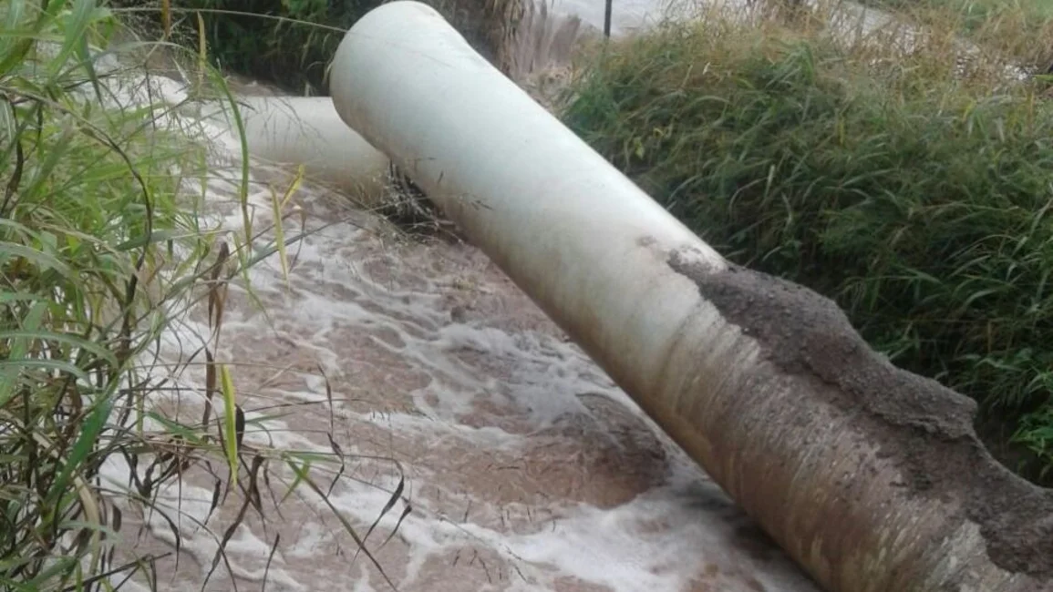 Al costoso sistema de riego presurizado, “se lo está llevando el agua”
