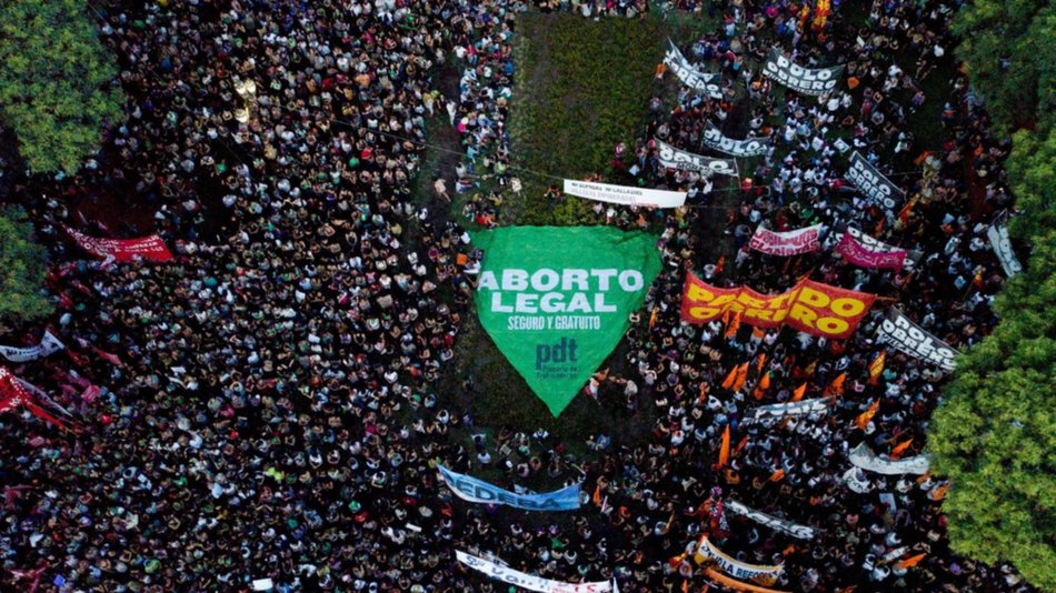 FOTOS: masiva concentración frente al Congreso por el Día de la Mujer 