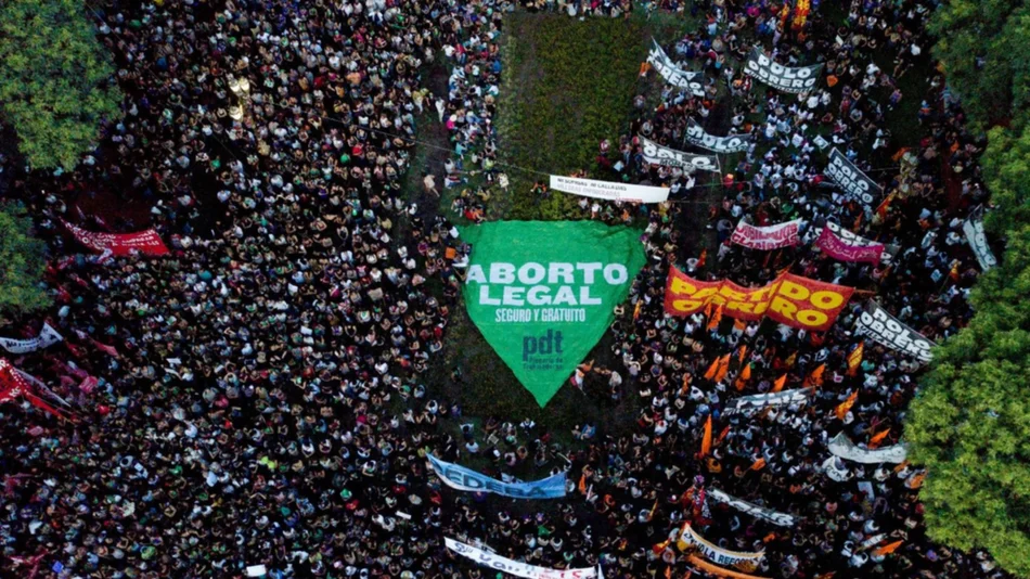 FOTOS: masiva concentración frente al Congreso por el Día de la Mujer 