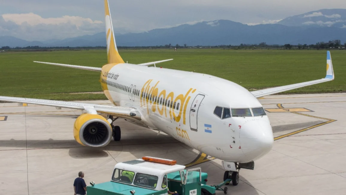 Otro problema con FlyBondi: afirman que se cayó un pedazo de motor antes de un despegue