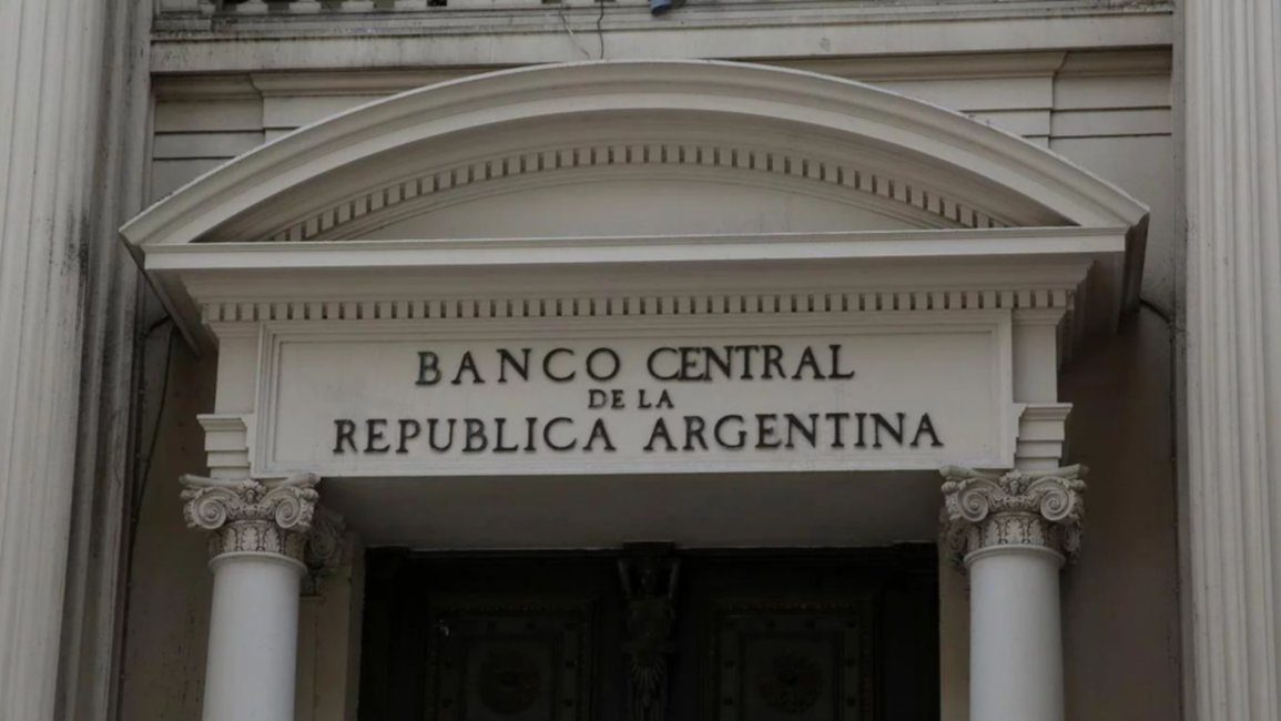 Para detener la inflación, el Banco Central frenó el dólar y mantuvo la tasa