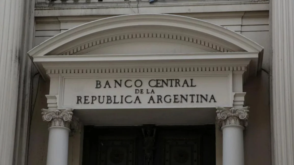 Para detener la inflación, el Banco Central frenó el dólar y mantuvo la tasa