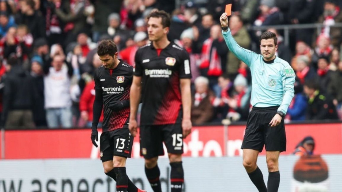 Lucas Alario, expulsado tras la utilización del VAR