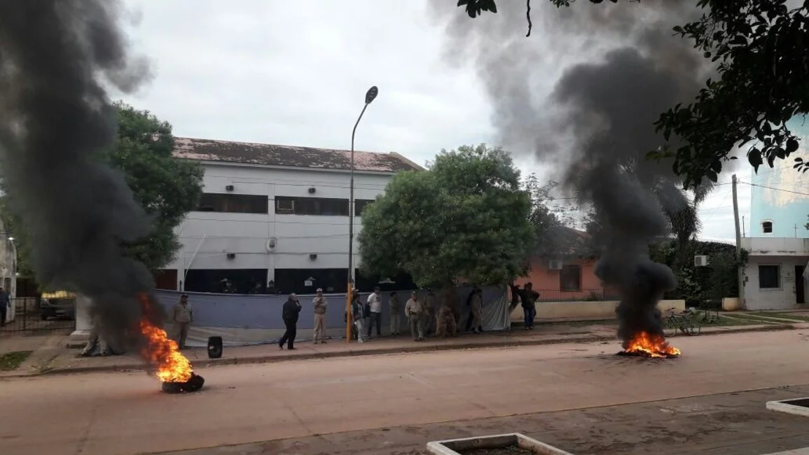 Quema de cubiertas y protesta de municipales en Apolinario Saravia