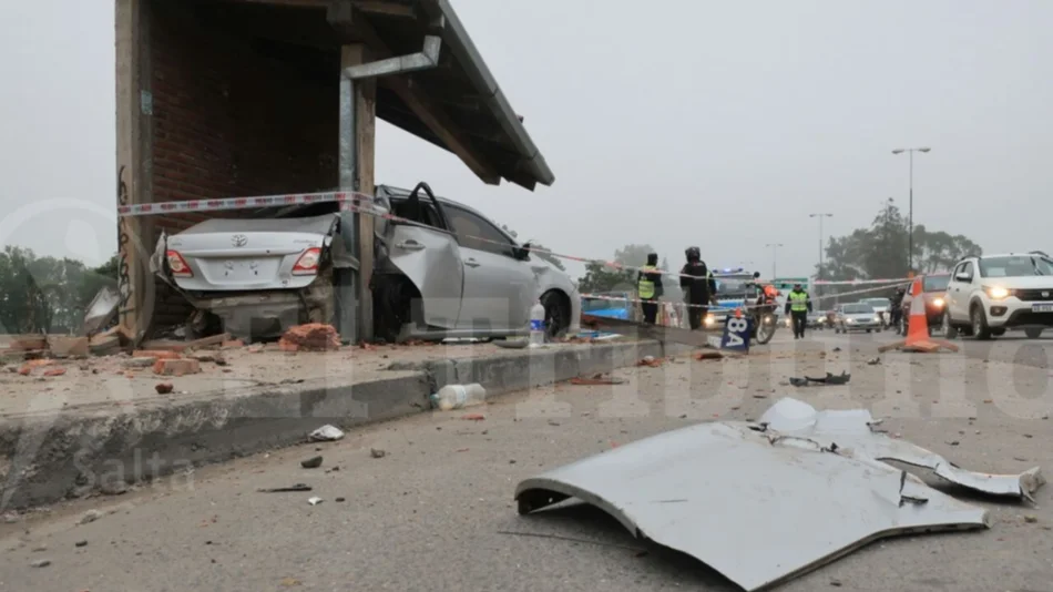 Un Toyota se estrelló contra la parada de colectivos de la rotonda de Limache