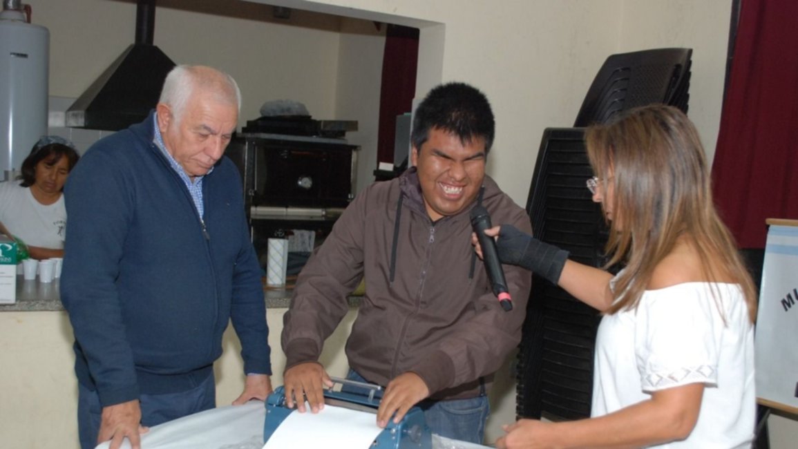 Padece ceguera total y recibió una máquina braille para terminar Comunicación Social
