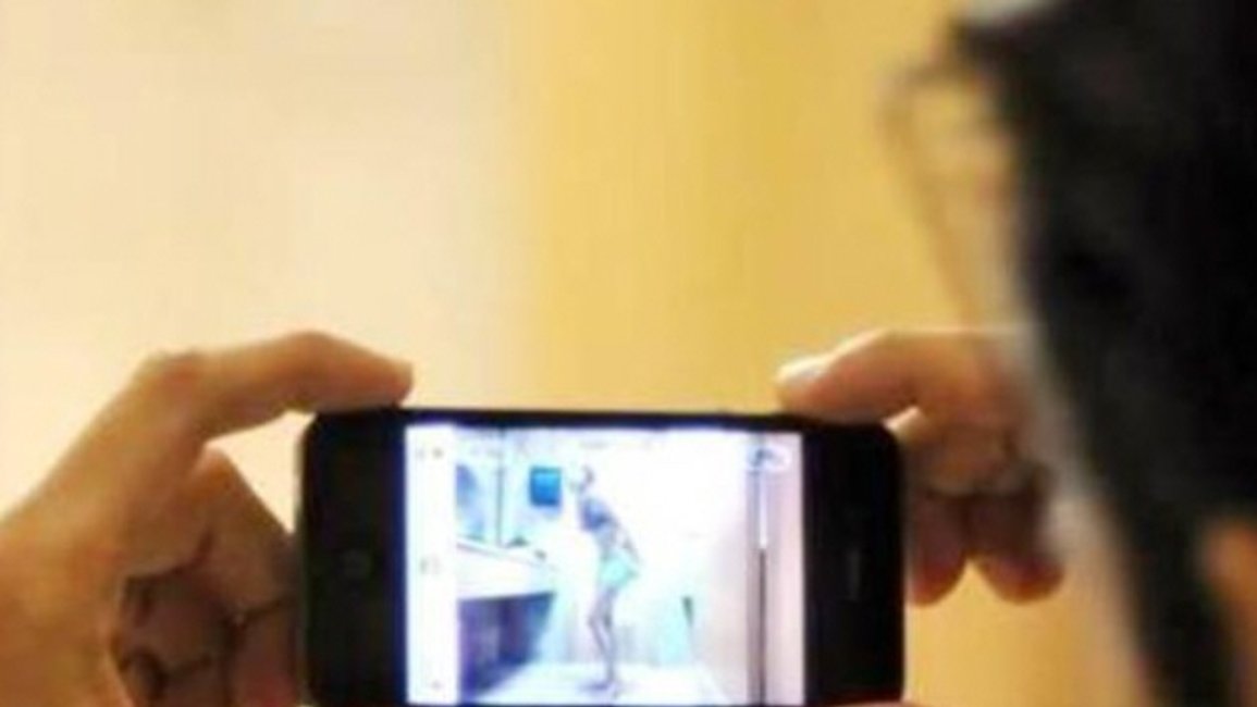 Extorsionó a una joven con fotos íntimas