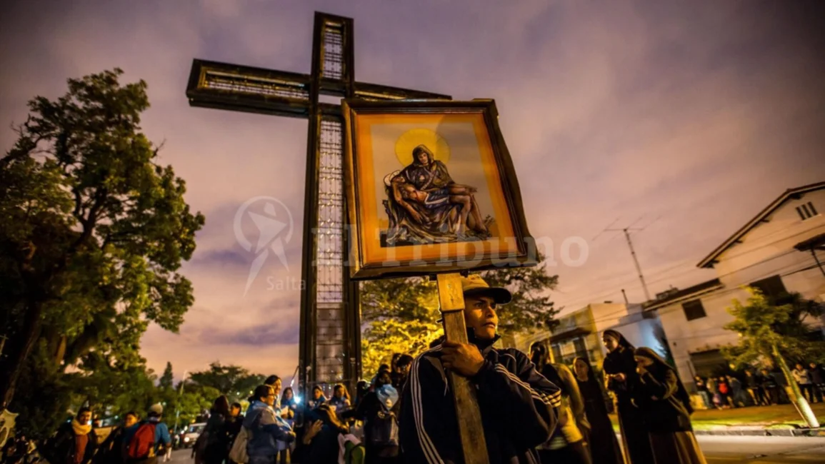 Las mejores fotos del Vía Crucis en el cerro San Bernardo 