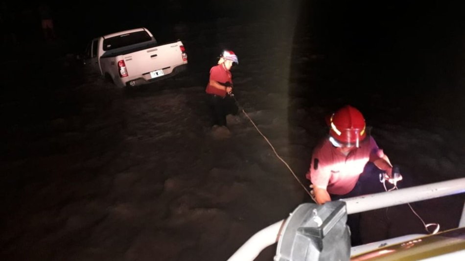 Rescatan a dos personas en el río Rosario