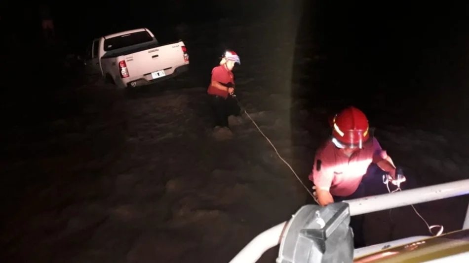 Rescatan a dos personas en el río Rosario
