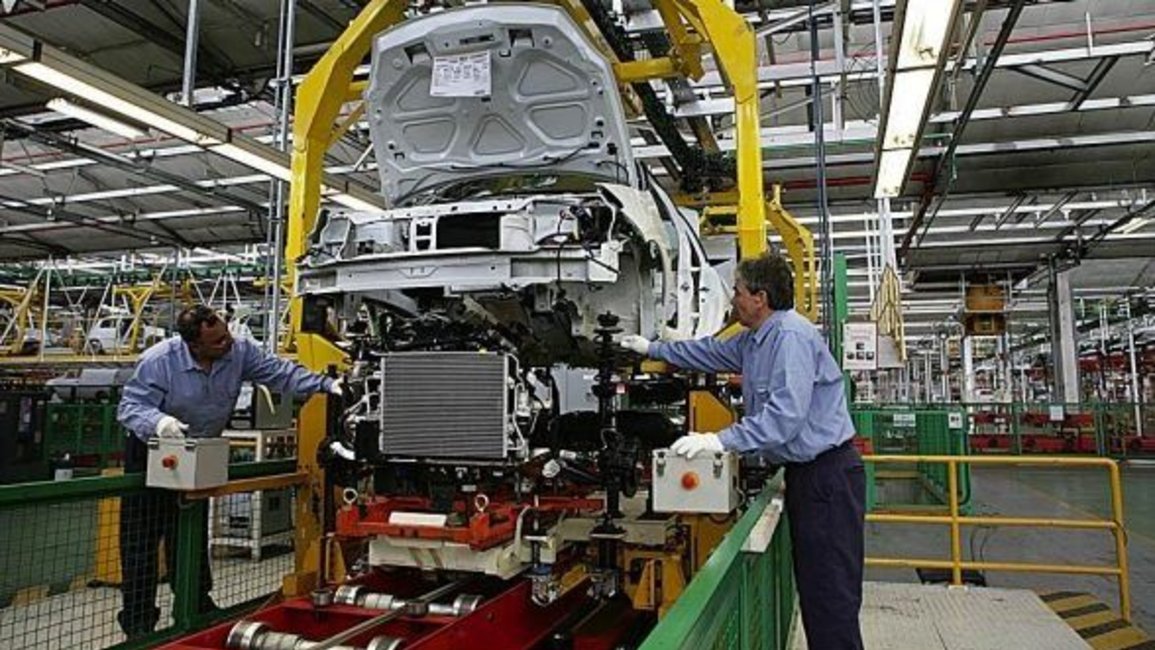 Por la crisis, hoy Renault suspendió a 1.500 operarios y paralizó su producción 