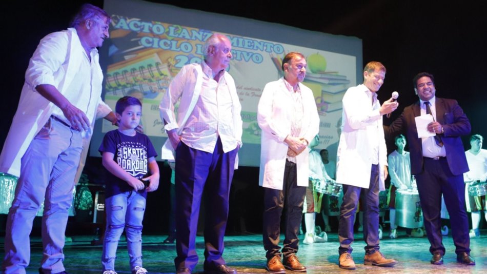 Camioneros  entrega una vez más los  kits escolares