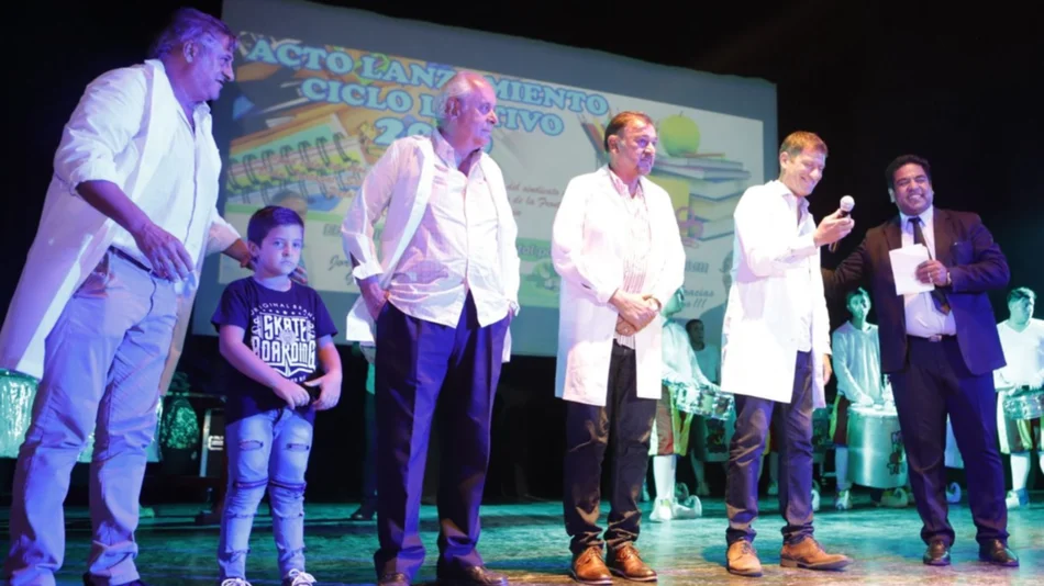 Camioneros  entrega una vez más los  kits escolares