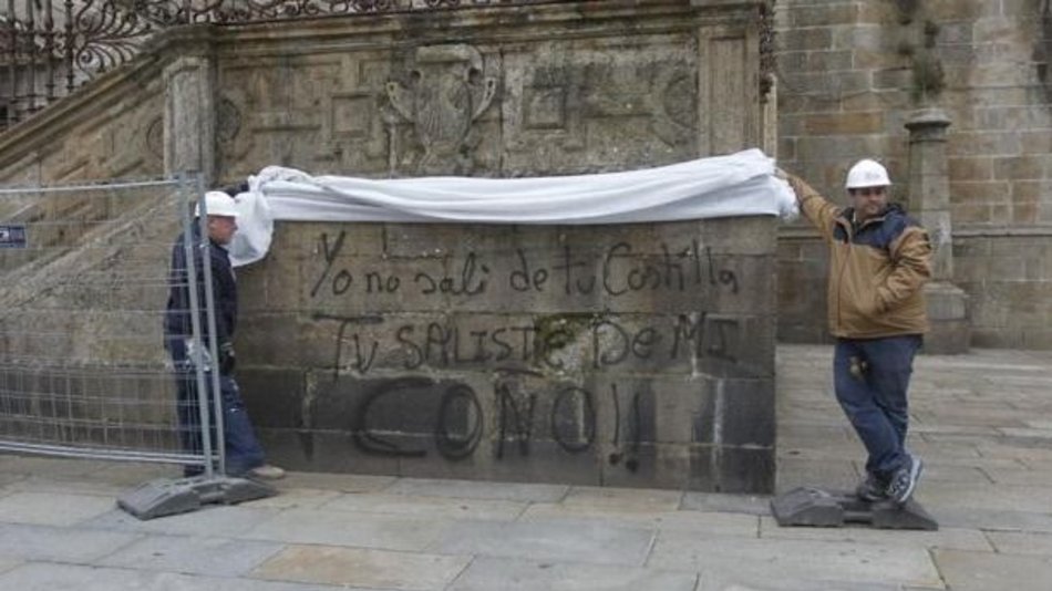 Pintadas en la catedral de Santiago de Compostela: “No salí de tu costilla, tú saliste de mi coño” 