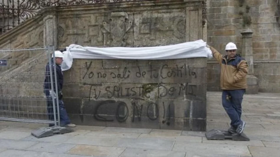 Pintadas en la catedral de Santiago de Compostela: “No salí de tu costilla, tú saliste de mi coño” 