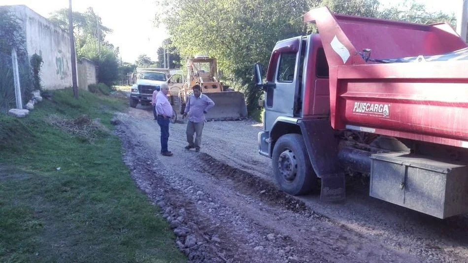 Continúa el reacondicionamiento de caminos rurales afectados por la última inundación 