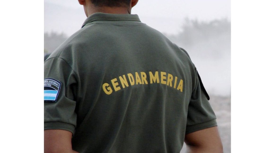 Un gendarme armado entró en una casa e intentó violar a madre e hija