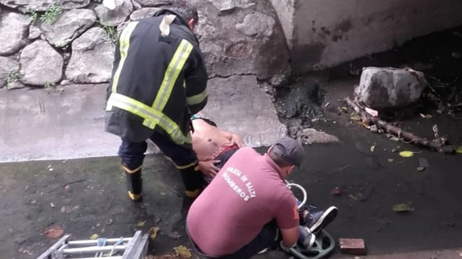 Rescataron a un joven que se cayó al canal de calle General Paz