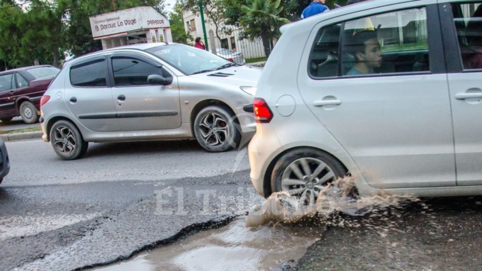 Un bache gigante y muy peligroso en avenida Ex Combatientes de Malvinas 