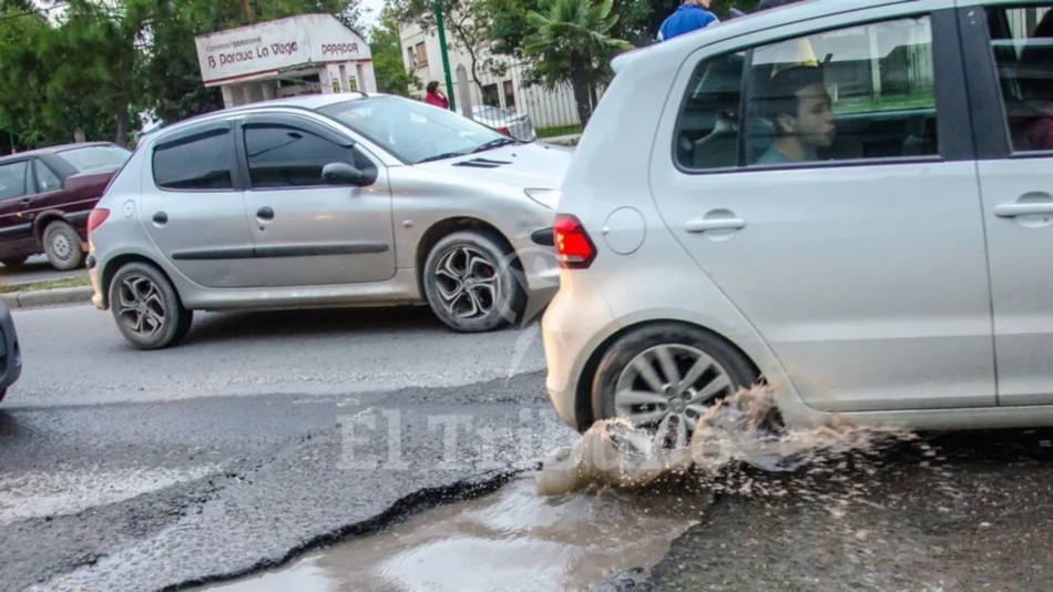 Un bache gigante y muy peligroso en avenida Ex Combatientes de Malvinas 