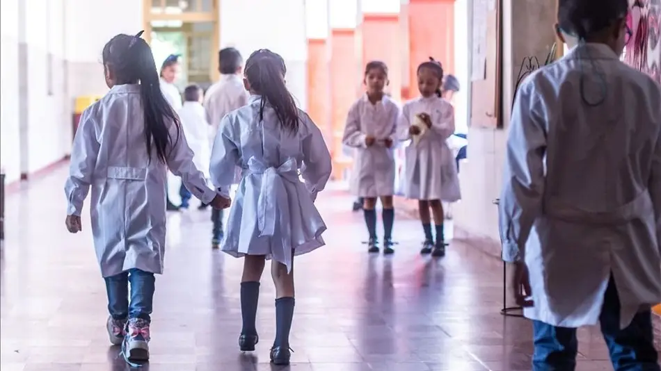 Gremialistas docentes y ministros vuelven a dialogar por los salarios