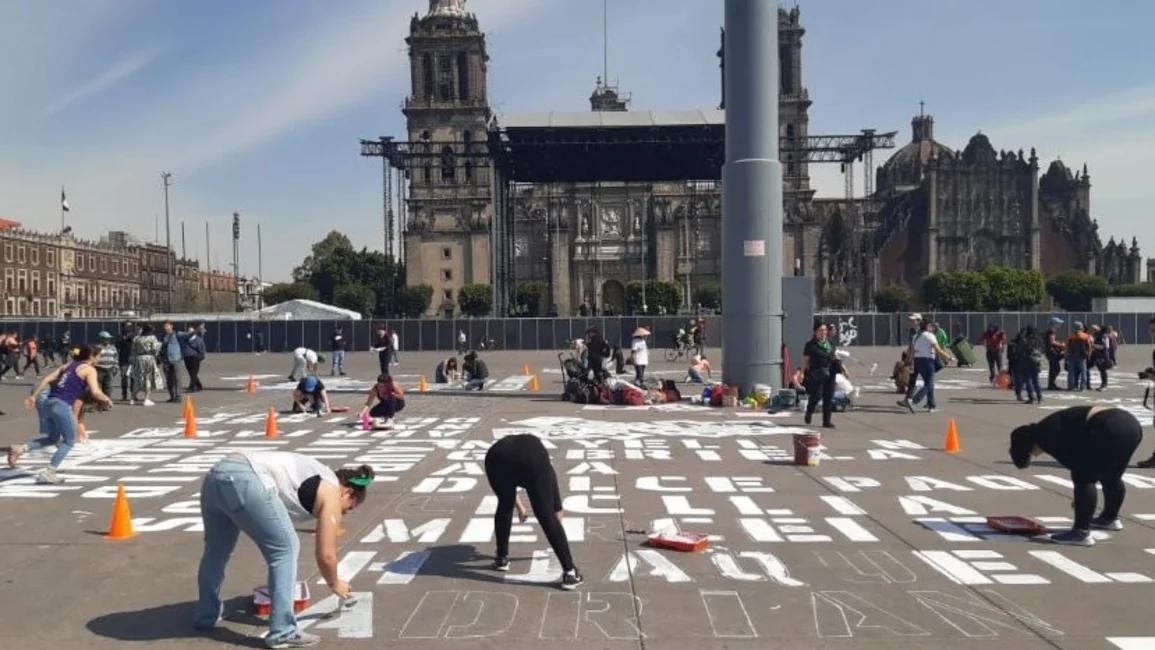 Pintan en el Zócalo de Ciudad de México los nombres de las mujeres asesinadas