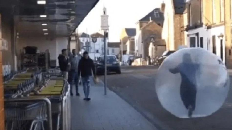 Video: salió a hacer las compras adentro de una pelota inflable para no contagiarse