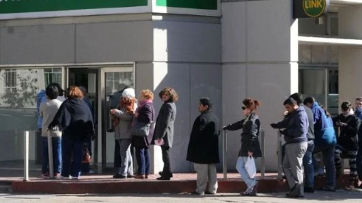 Los bancos pidieron reabrir al público en los próximos días, pero el BCRA se niega y prioriza directivas del Ministerio de Salud