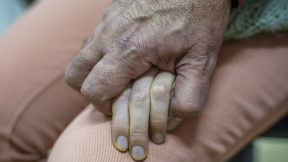 A juicio por entregar a sus hijas  de 7 y 10 años a jubilado violador