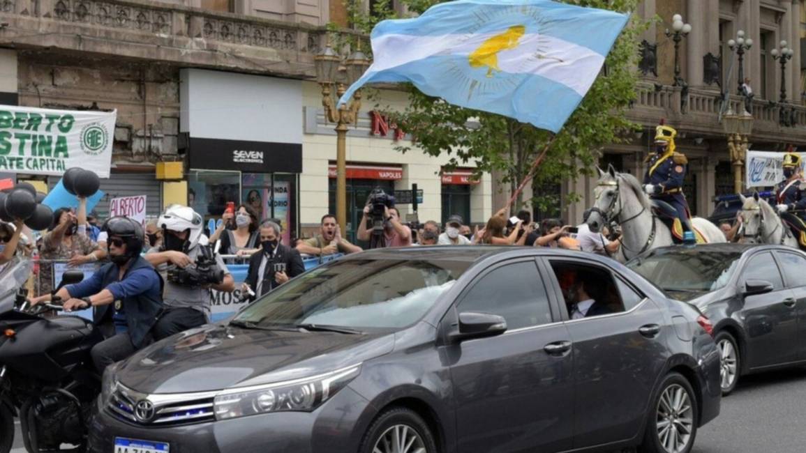 El auto que llevó al Presidente al Congreso debe más de $600 mil en multas