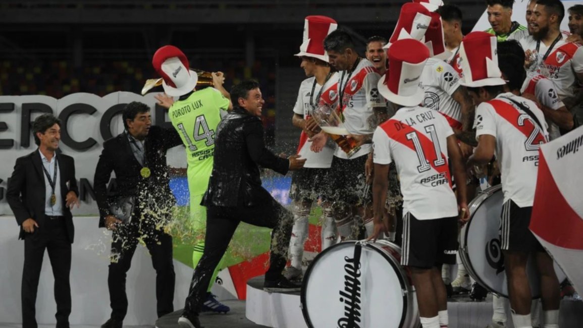 VIDEO. Un baño de cerveza para Gallardo: Así festejo  una nueva coronación con River