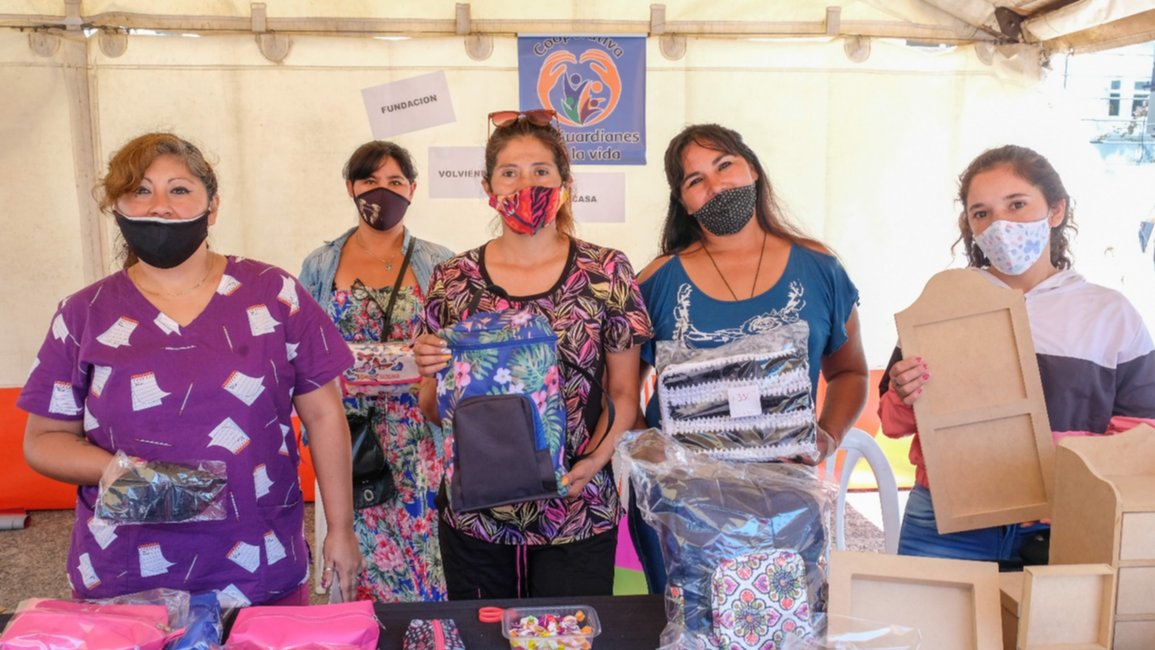 Ellas salieron a ofrecer los productos que elaboran