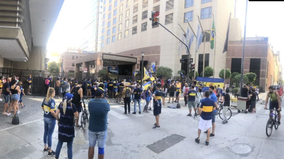 Hinchas de Boca se movilizaron hacia el hotel donde concentra el plantel 