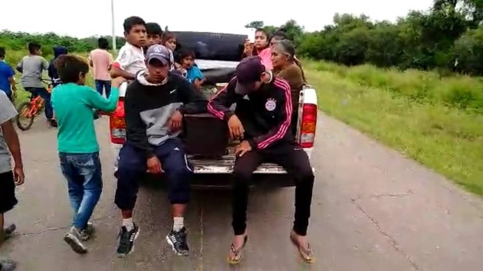 VIDEO. Indiferencia total: Tuvieron que pedir prestada una camioneta para llevar a sepultar a una joven wichi